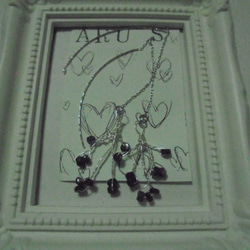 ブルーサファイヤの枝の小花の音符ピアス 1枚目の画像