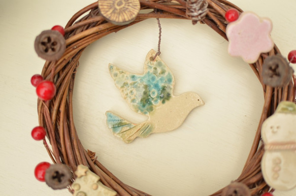 陶雑貨で彩るクリスマスリース＊＊～幸せの青い鳥と赤い実～ 2枚目の画像