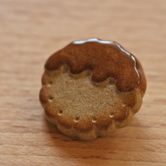 チョコレートソースディップのクッキーブローチ（A）＊陶土粘土製 2枚目の画像