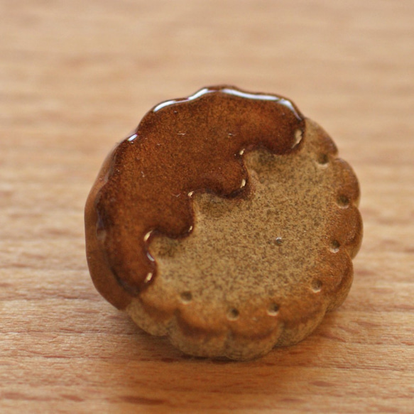 チョコレートソースディップのクッキーブローチ（B）＊陶土粘土製 2枚目の画像