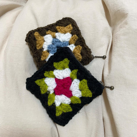 りりー　ポーチ　グラニーバック 100 yen yarn/mini pouch] Crochet/flower granny zipper pouch
