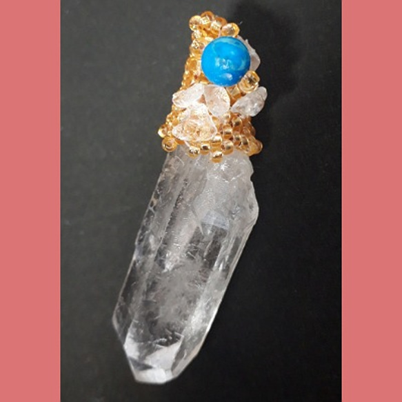 水晶のアミュレットビーズネックレス〈金色〉 1枚目の画像