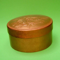 彫金牡丹絵銅丸胴小箱 #116　伝統技法による重厚な入れ物、菓子、パウダー入れ 3枚目の画像