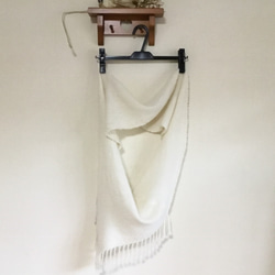 手織り カシミヤのメビウスマフラー（オフホワイト） 5枚目の画像