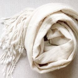 フワフワカシミア　手織りのロングマフラー（オフホワイト) 5枚目の画像