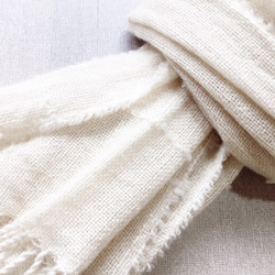 【再販】フワフワカシミア　手織りのロングマフラー（オフホワイト) 6枚目の画像