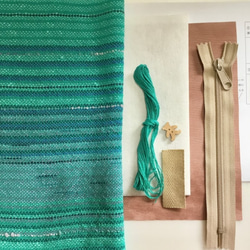 【動画付き　手作りキット　難易度2´】手織り布で作る　ぺたんこ20ｃｍファスナーポーチ (グリーン×グレイ系) 2枚目の画像