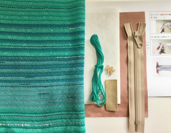 【動画付き　手作りキット　難易度2´】手織り布で作る　ぺたんこ20ｃｍファスナーポーチ (グリーン×グレイ系) 2枚目の画像