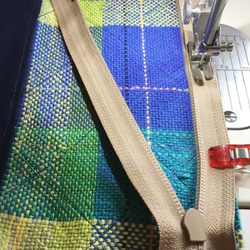 【動画付き　手作りキット　難易度2´】手織り布で作る　ぺたんこ20ｃｍファスナーポーチ (グリーン×グレイ系) 5枚目の画像