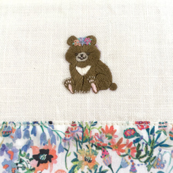 お花飾りのクマさん手刺繍ポーチ 2枚目の画像