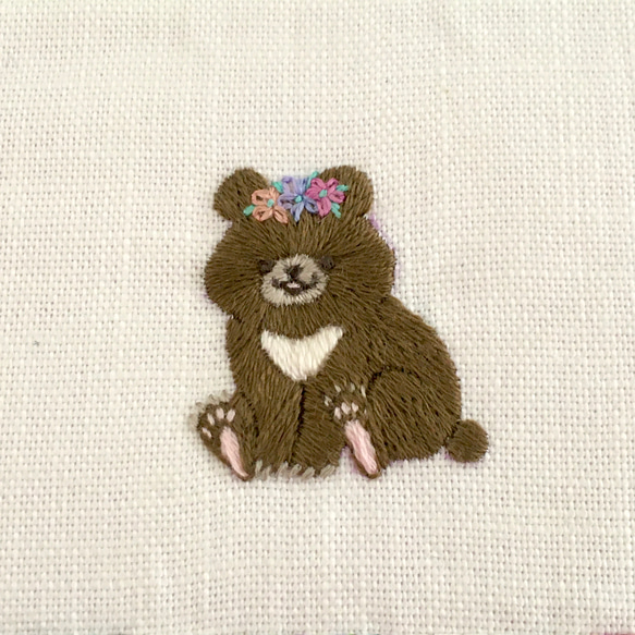 お花飾りのクマさん手刺繍ポーチ 3枚目の画像