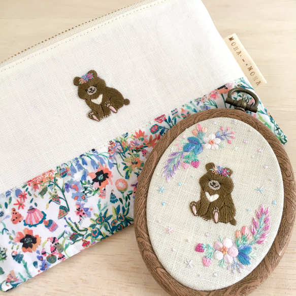 お花飾りのクマさん手刺繍ポーチ 8枚目の画像