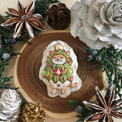 クリスマスツリーネコちゃん手刺繍ブローチ 1枚目の画像