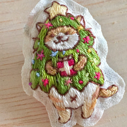 クリスマスツリーネコちゃん手刺繍ブローチ 4枚目の画像