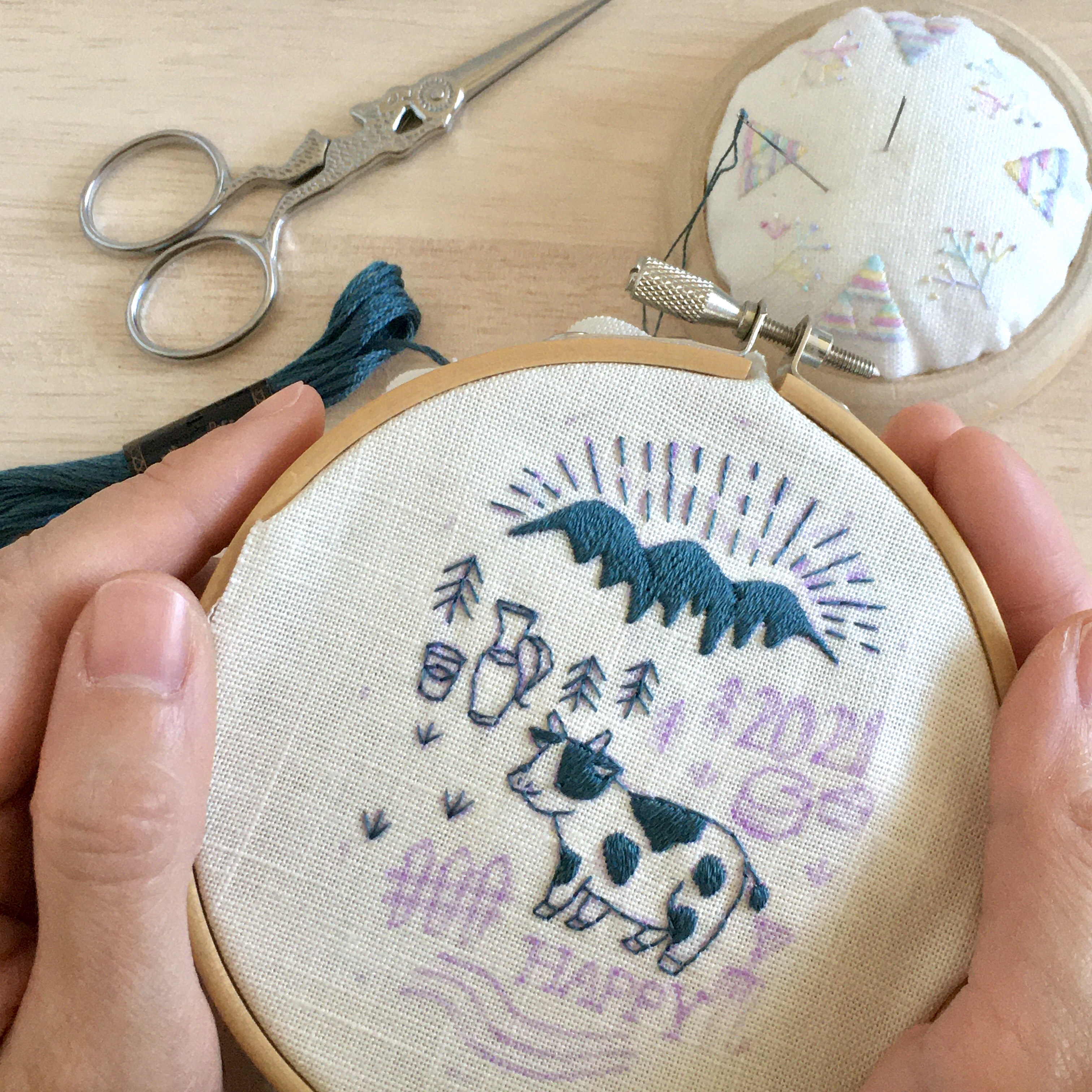 シルク 刺繍絵全面手刺繍水牛画額縁入り