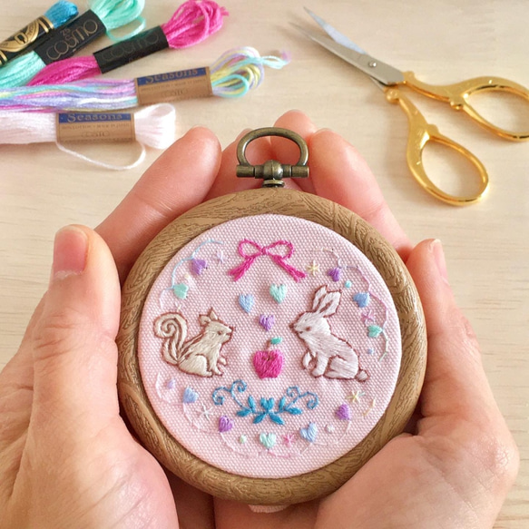 [刺繍キット]＊おリンゴおすそわけ＊リスとウサギの仲良し動物刺繍飾り 1枚目の画像