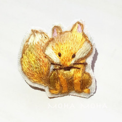 黄金色のおすわりキツネさん手刺繍ブローチ 1枚目の画像
