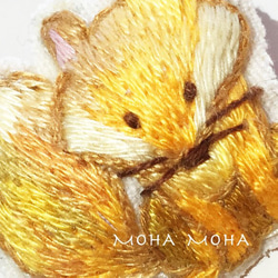 黄金色のおすわりキツネさん手刺繍ブローチ 3枚目の画像