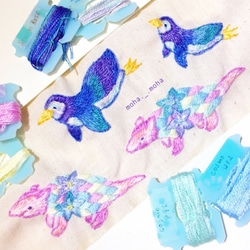 深海色のおよぐペンギンさん手刺繍ブローチ 7枚目の画像