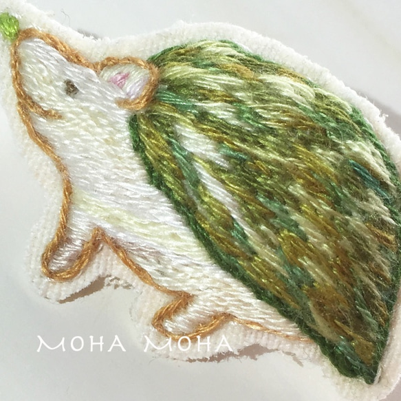 草原色のハリネズミさん手刺繍ブローチ 3枚目の画像