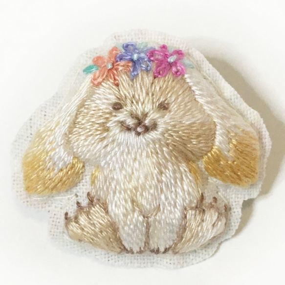 淡粉色的兔子的手工刺繡胸針 第2張的照片