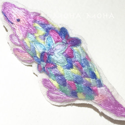 花飾りのにじ色アルマジロさん手刺繍ブローチ 3枚目の画像
