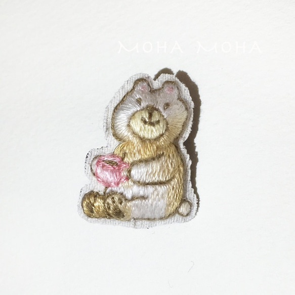 ティータイム中 カフェオレ色のクマさん手刺繍ブローチ 1枚目の画像