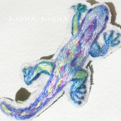 水面色のトカゲさん手刺繍ブローチ 3枚目の画像