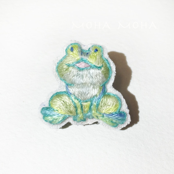 青柳色のおすわりカエルさん手刺繍ブローチ 1枚目の画像