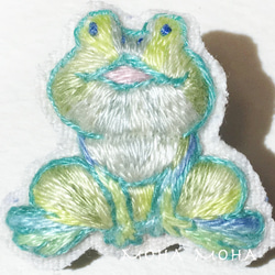 青柳色のおすわりカエルさん手刺繍ブローチ 3枚目の画像
