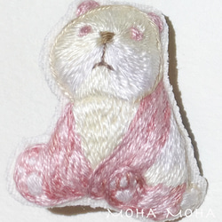 ストロベリーアイス色のパンダさん手刺繍ブローチ 3枚目の画像