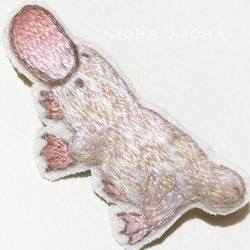 イチゴミルクティー色のくちばしのカモノハシさん手刺繍ブローチ 3枚目の画像
