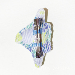 キラキラ水面色のマンボウさん手刺繍ブローチ 2枚目の画像