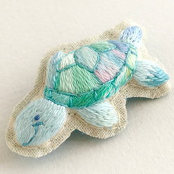 泳ぐウミガメ手刺繍ブローチ 2枚目の画像
