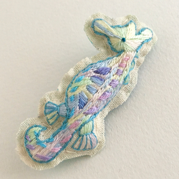 キラキラ水面色のタツノオトシゴさん手刺繍ブローチ 2枚目の画像