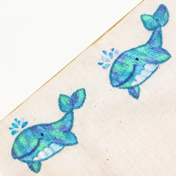 陽光燦爛的海洋水色鯨魚的手工刺繡胸針 第5張的照片