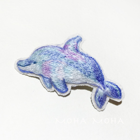 夜の海色のイルカさん手刺繍ブローチ ブローチ moha._.moha 通販