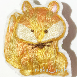 黄金色のおすわりキツネさん手刺繍ブローチ 3枚目の画像