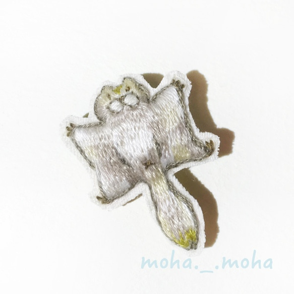 甘栗色のモモンガさん手刺繍ブローチ 1枚目の画像