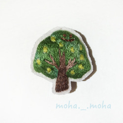 深緑色の木の手刺繍ブローチ 1枚目の画像
