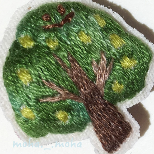 深緑色の木の手刺繍ブローチ 3枚目の画像
