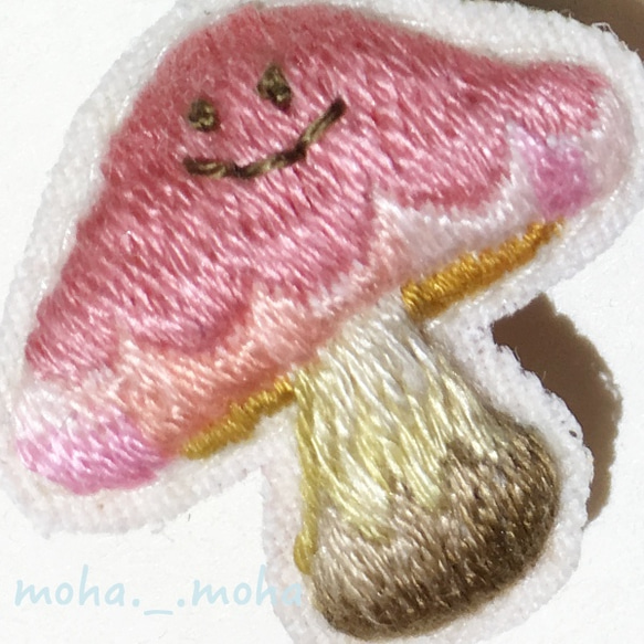 秋色ピンクのキノコさん手刺繍ブローチ 3枚目の画像