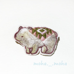 ネイティブ柄のクマさん手刺繍ブローチ(バーガンディ) 1枚目の画像