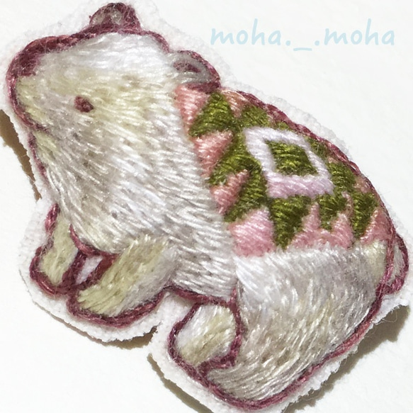 ネイティブ柄のクマさん手刺繍ブローチ(バーガンディ) 3枚目の画像