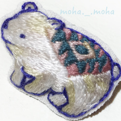 ネイティブ柄のクマさん手刺繍ブローチ(ブルー) 3枚目の画像