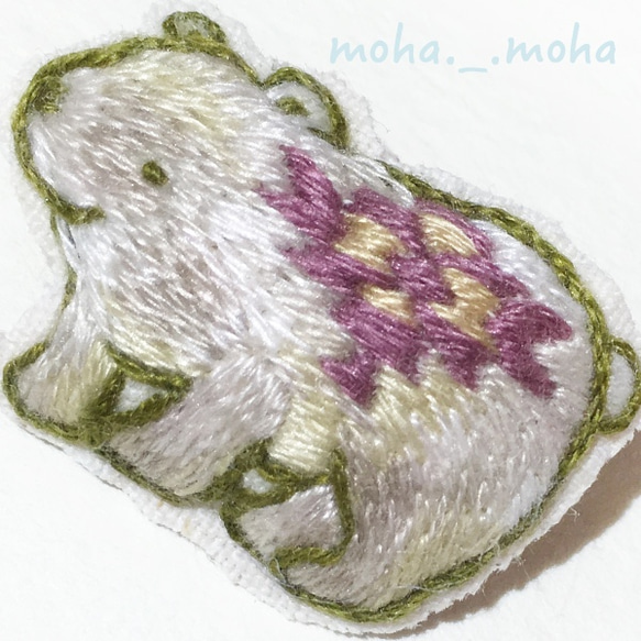 ネイティブ柄のクマさん手刺繍ブローチ(グリーン) 3枚目の画像