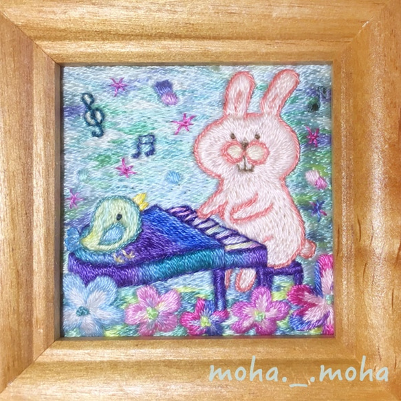 兔子的手在鋼琴演奏與花圃繡 第1張的照片