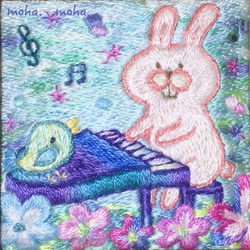 兔子的手在鋼琴演奏與花圃繡 第2張的照片