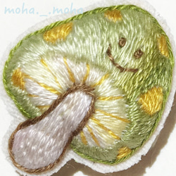 秋色グリーンのキノコさん手刺繍ブローチ 3枚目の画像