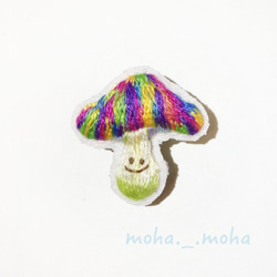 蘑菇的手工刺繡胸針七彩彩虹色 第1張的照片